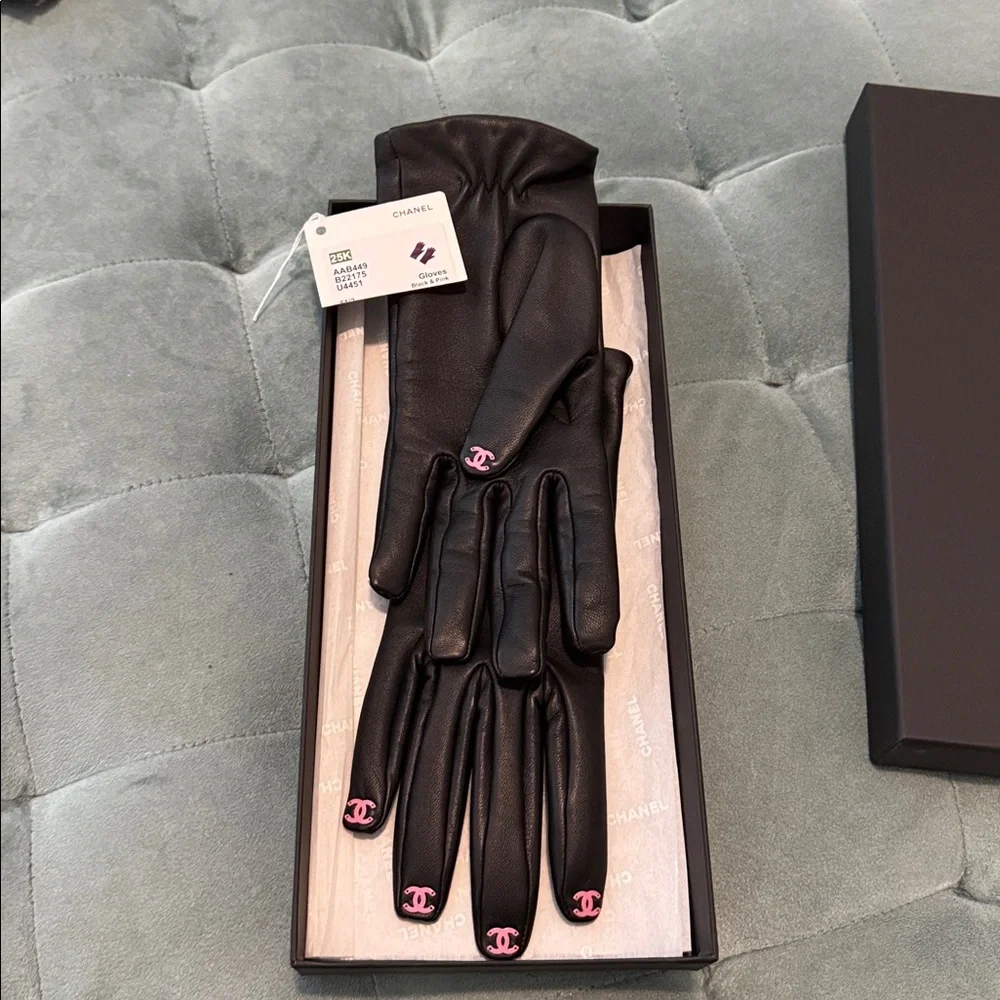 CHANEL CC Black leather Gloves with Pink Details